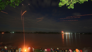 Qué son realmente las bolas de fuego de Naga, las luces que brotan del río Mekong en determinadas fechas del año